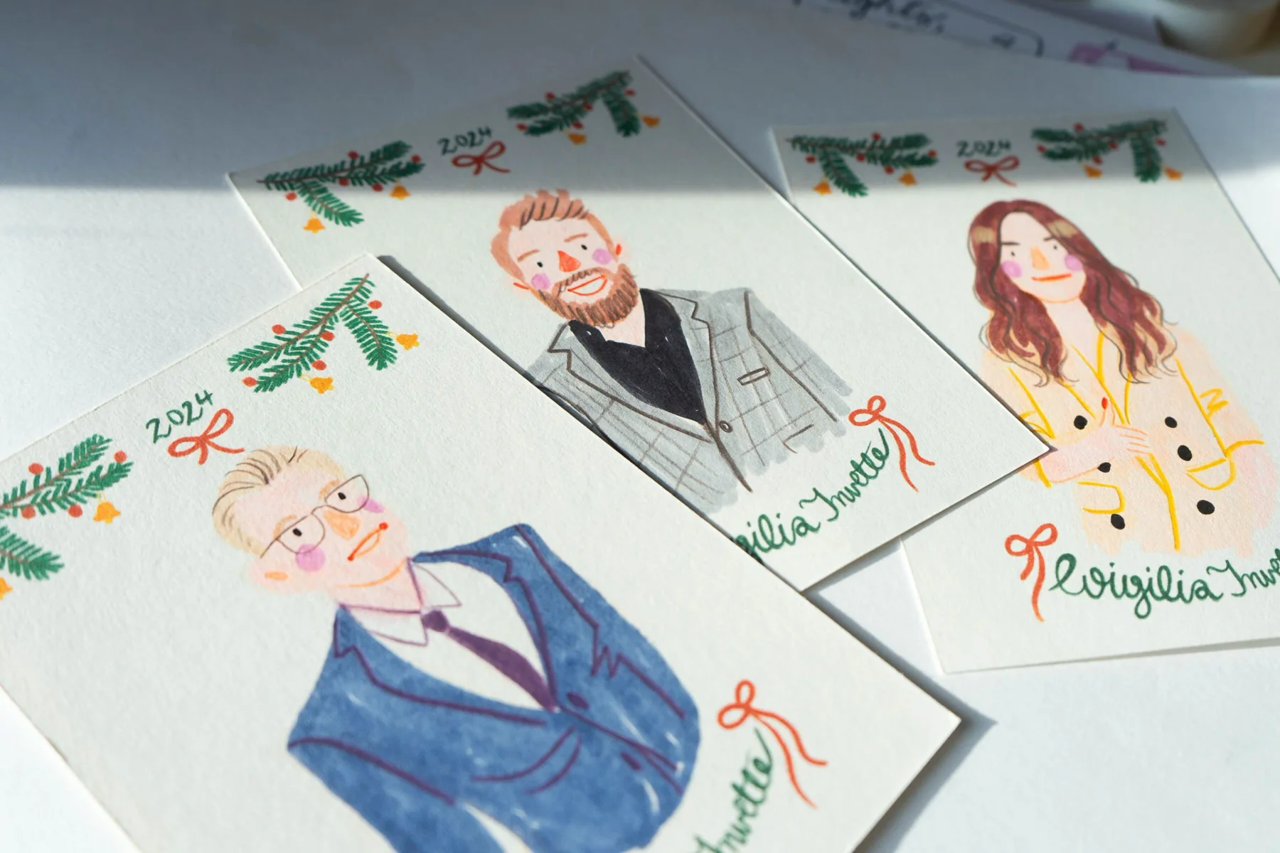 Ilustrowane portrety pojedynczych osób na kartkach ze świątecznymi gałązkami