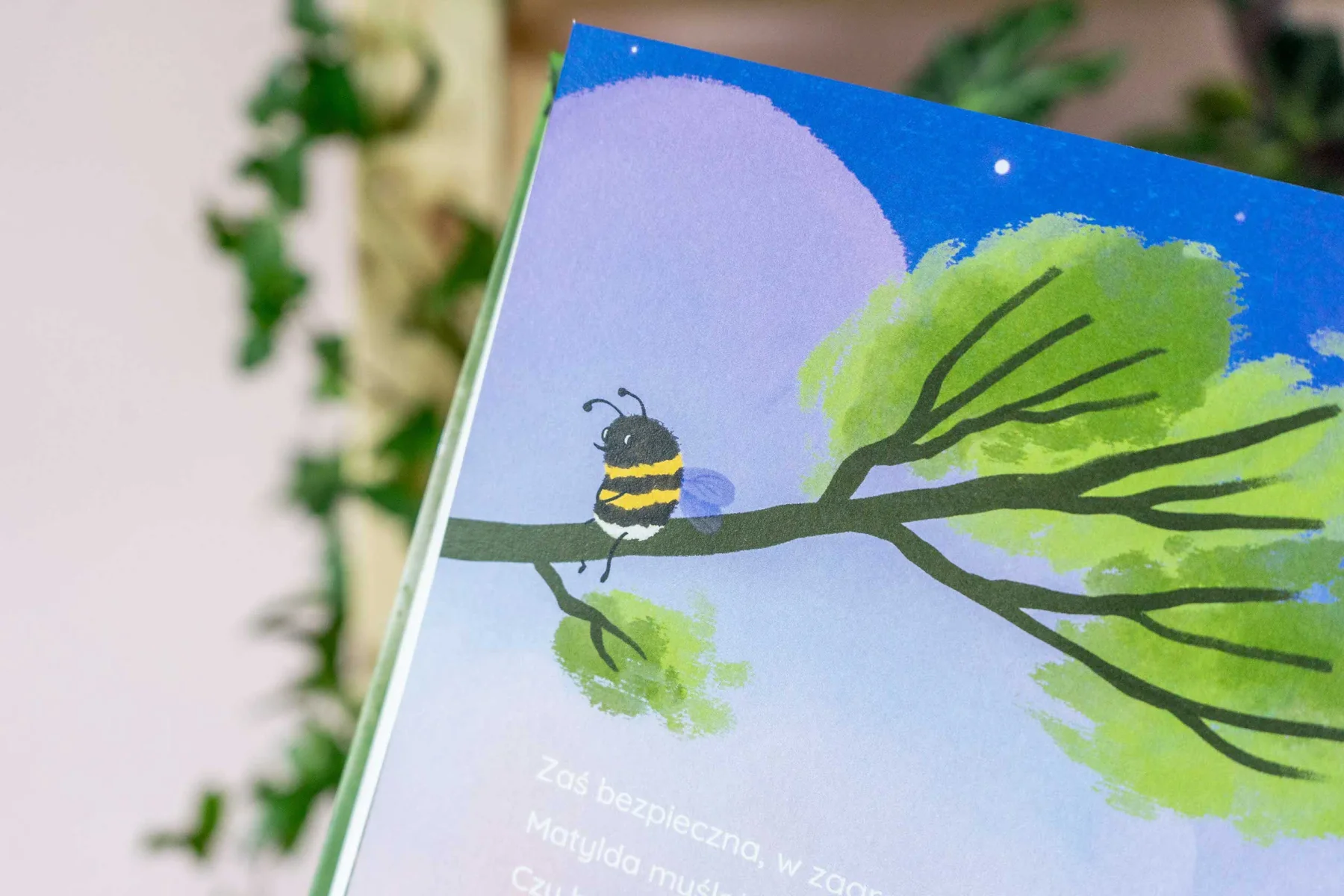 Ilustracja dla dzieci - pszczoła na gałęzi drzewa na tle księżyca w nocy